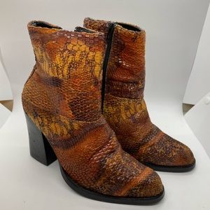 Mainframe Faux Snakeskin Print Sassy Ankle Boots Women’s Size 7.5